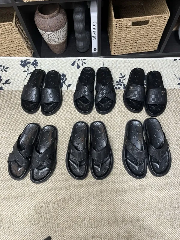 P270🏆Louis Vuitton 🏆[Louis Vuitton] Spring/Summer 2025 [Men's Flip Flops] 🎯🎯As an active family in the fashion industry ⭐ Lv is characterized by bold innovation ⚡Create this casual business style for Chinese fashionable men ✨The fabric is made of imported high-grade cowhide 🔥 Clean and neat ⚡Fashionable and elegant🌹Breathable, sweat-absorbent and deodorant👈So luxurious, high-end and domineering. 👍Must be sold if you repost the picture. Number of yards: 38--46. Color: 🎉 For large quantities. Welcome to repost.